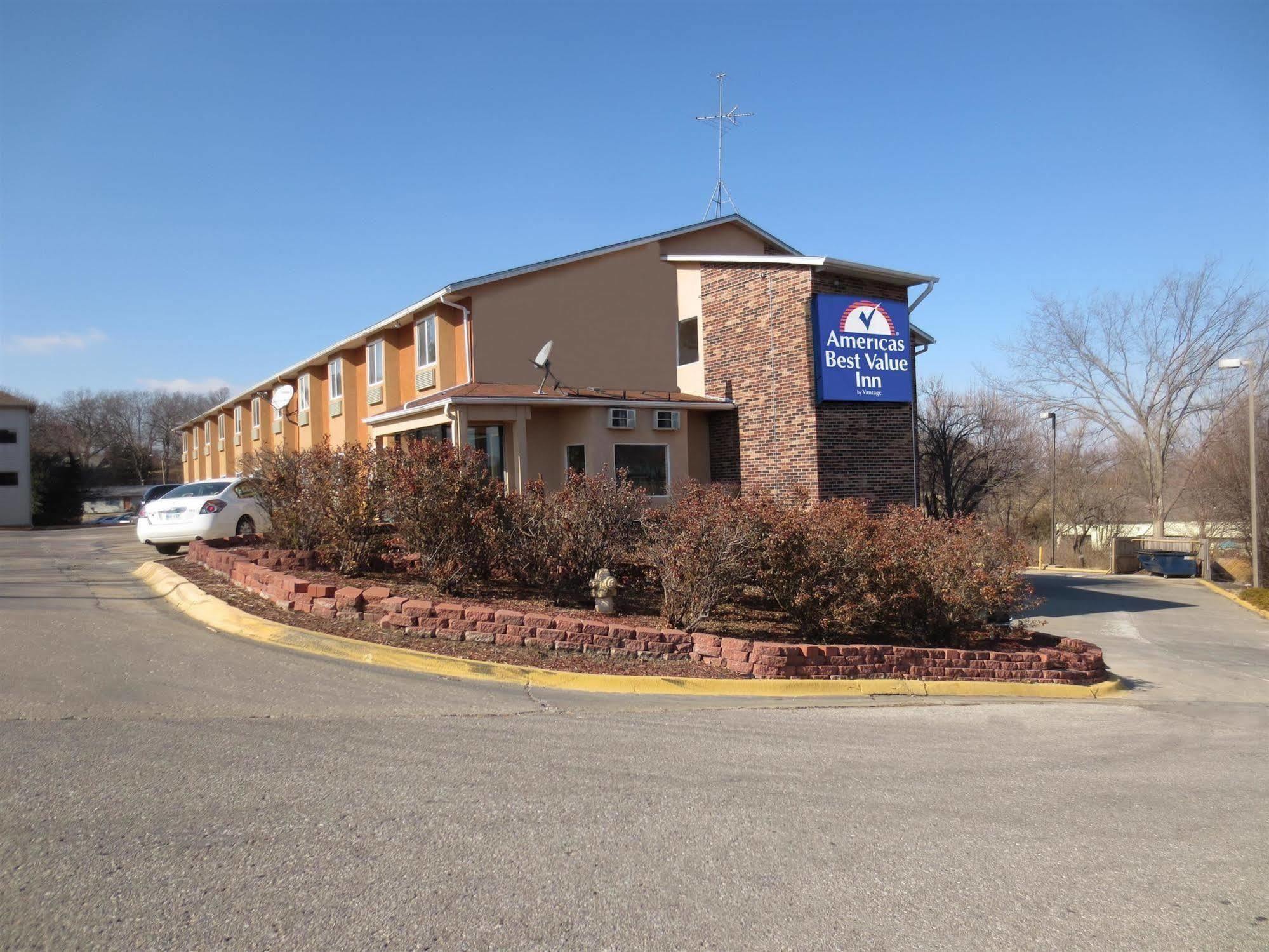 American Best Value Inn Lawrence Bagian luar foto